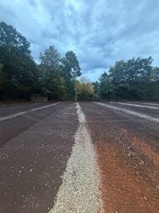 Frisch angelegte Drainagegräben ziehen sich quer über den neuen Unterbau der hinteren Plätze